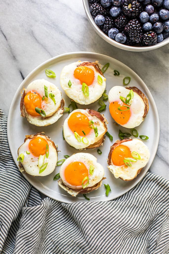 Baked Eggs in Prosciutto Cups