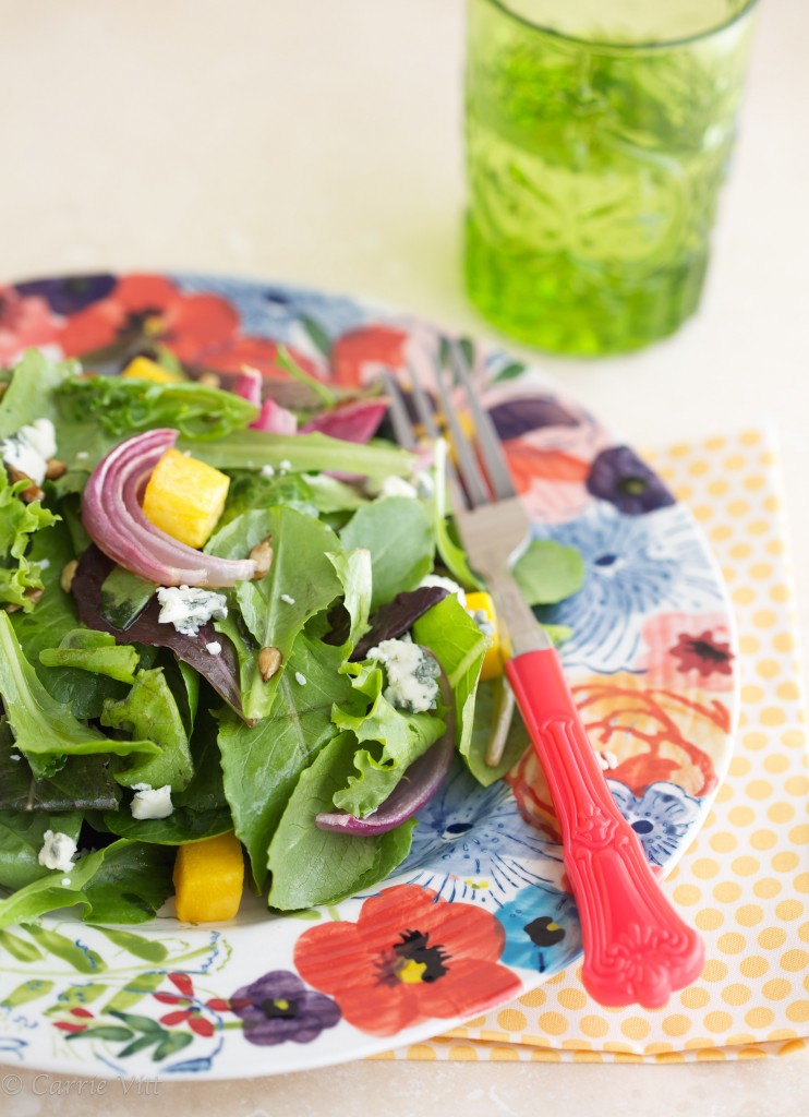 A lovely spinach salad, with roasted butternut squash, red onions, pumpkin seeds and blue cheese. A perfectly light dinner or lunch!