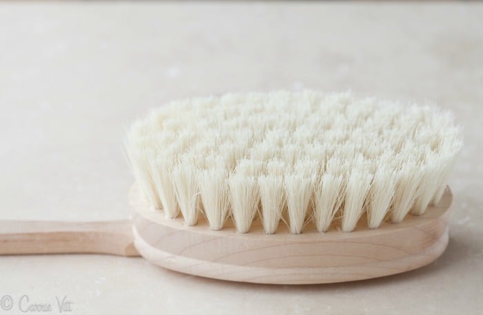 There are many great benefits of dry brushing! Dry brushing may also help our skin detoxify and keep us looking our best.