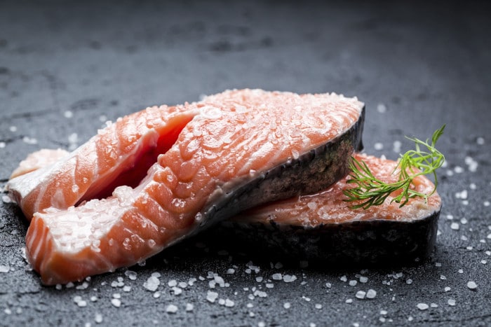 Salmon mentah segar dengan garam kasar