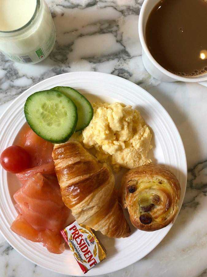 Eating healthy while traveling doesn’t have to be super difficult. Last month we traveled to London and Paris for the girls’ spring break and, with a bit of planning ahead, found all sorts of wonderful healthy (and sometimes healthy-ish) eats!